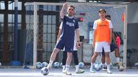 Pelatih Timnas Futsal Indonesia, Hector Souto memebrikan instruksi ke anak asuhnya pada pemusatan latihan di Tifosi Sport Center, Jakarta Timur, Rabu (1/4/2026). (Dok. Timnas Futsal Indonesia)