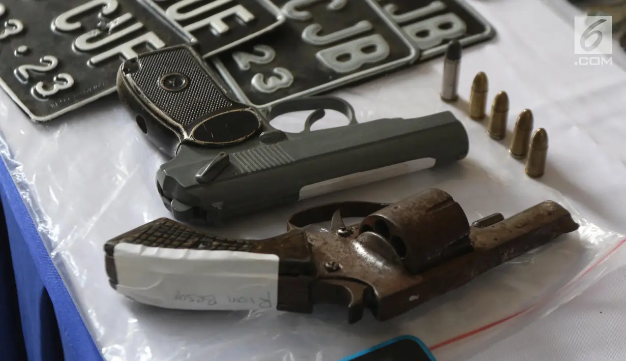 Barang bukti senjata api rakitan yang berhasil diamankan petugas dari komplotan pencuri dengan pemberatan (curat) di RS Polri, Jakarta, Jumat (18/5). (Liputan6.com/Arya Manggala)