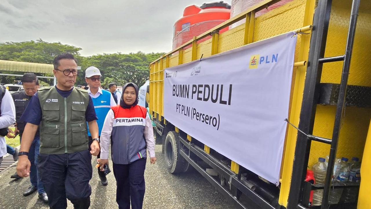 COO Danantara sekaligus Kepala BP BUMN, Dony Oskaria meninjau bantuan truk toren air yang diberikan oleh PLN dalam agenda BUMN Peduli.