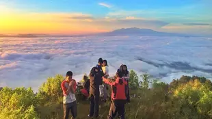 Gunung Sesean merupakan titik tertinggi Toraja. (Dok: IG @@fikharalpalma https://www.instagram.com/p/BtPqhNSl1o3/?igsh=MWg4Znc5bzUwcjJ4bA==)