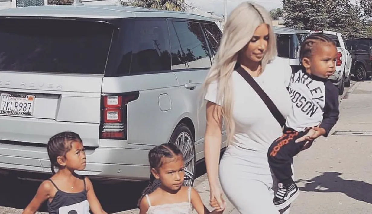 Mengurus 2 anaknya dengan tambahan satu lagi, bisa banget! (instagram/kimkardashian)