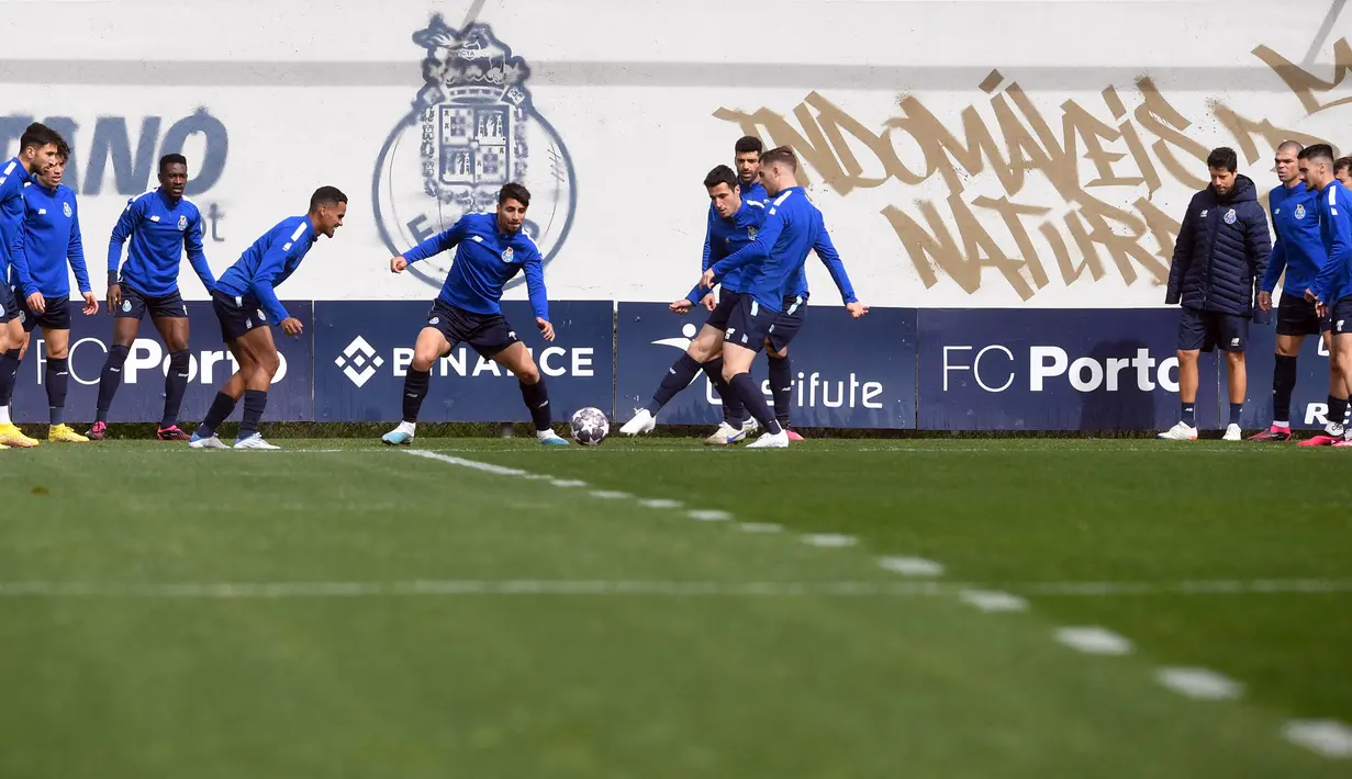 Para pemain FC Porto menjalani sesi latihan di tempat latihan Olival, Vila Nova de Gaia, dekat Porto, Portugal, 13 Maret 2023. FC Porto akan menghadapi Inter Milan pada pertandingan sepak bola leg kedua babak 16 besar Liga Champions. (MIGUEL RIOPA/AFP)