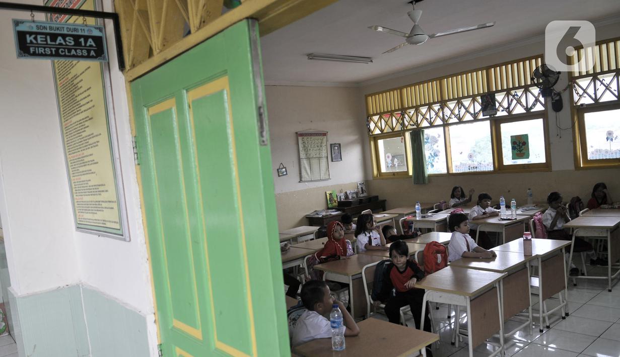 Siswa saat mengikuti kegiatan belajar di salah satu kelas SDN Bukit Duri 11, Jakarta, Senin (6/1/2020). Banjir menyebabkan sekitar 50 persen siswa SDN Bukit Duri 11 tidak masuk sekolah karena mayoritas tinggal di kawasan Kampung Melayu dan Kampung Pulo. (merdeka.com/Iqbal S. Nugroho)