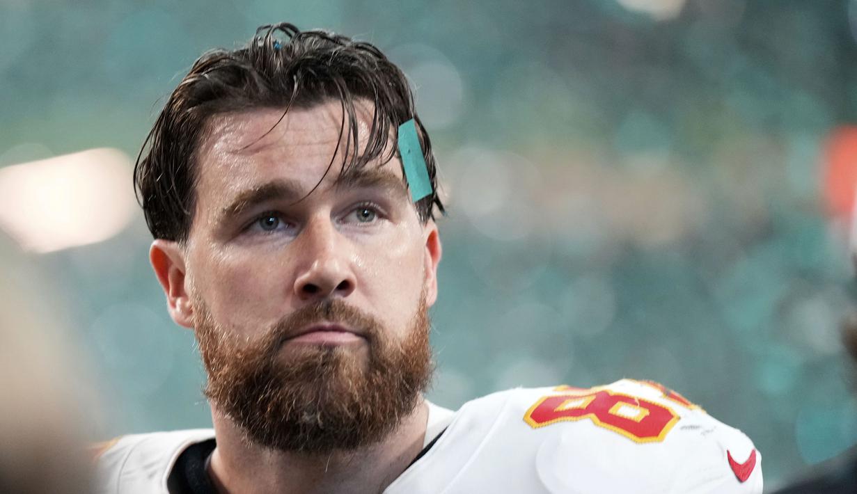 Ekspresi kecewa pemain Kansas City, Travis Kelce setelah kalah dari Philadelphia Eagles dalam laga final yang berlangsung di Caesars Superdome, New Orleans, Louisiana, Senin (10/02/2025). (AP Photo/Godofredo A. Vásquez)