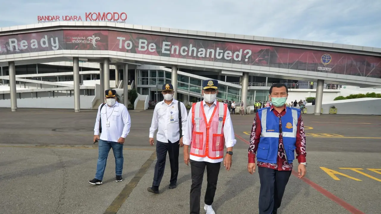 Menteri Perhubungan Budi Karya Sumadi meninjau pengembangan Bandara Komodo di Nusa Tenggara Timur