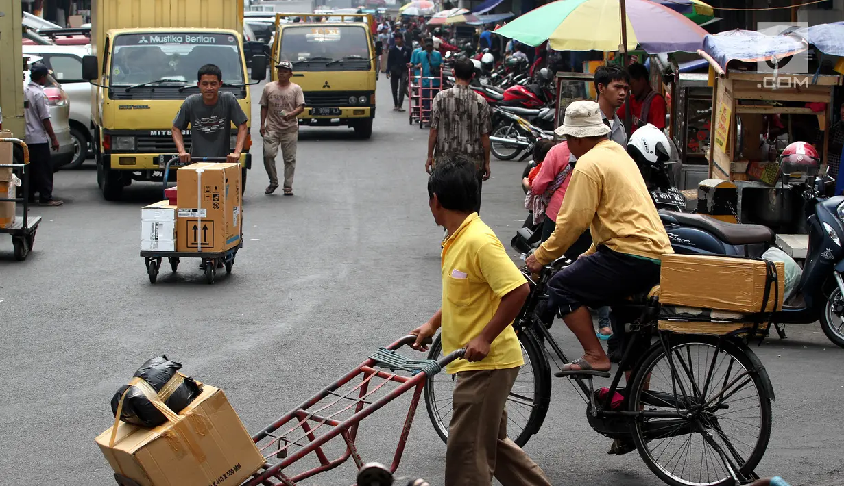 Aktifitas pekerja di pusat perbelanjaan Kawasan Pinangsia Glodok, Jakarta Barat, Selasa (22/8). Berkembangnya bisnis Online dan banyaknya saingan usaha, Pasar pusat perbelanjaan Pinangsia Glodok ini masih tetap jadi favorit. (Liputan6.com/Johan Tallo) 