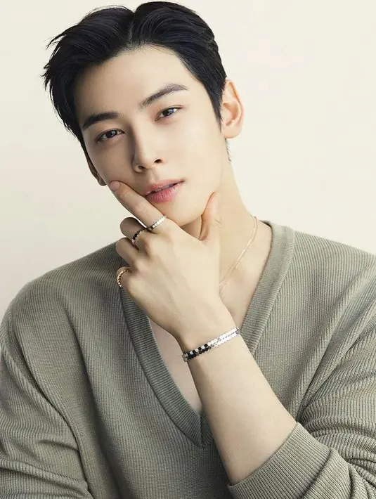 Siapa yang tidak tahu aktor dan member dari boy grup Astro, Cha Eun Woo. Memiliki penampilan yang elegan dan kepribadiannya yang manis, membuat pria 24 tahun ini disebut pancarkan aura ‘mahal’. (Instagram/eunwo.o_c).