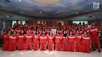 Menpora, Imam Nahrawi (baju putih) berfoto bersama atlet pelajar Indonesia usai upacara pelepasan di Wisma Kemenpora, Jakarta, Rabu (12/7). 184 pelajar akan berlaga di Asean Schools Games 2017 di Singapura, 15-20 Juli. (Liputan6.com/Helmi Fithriansyah)