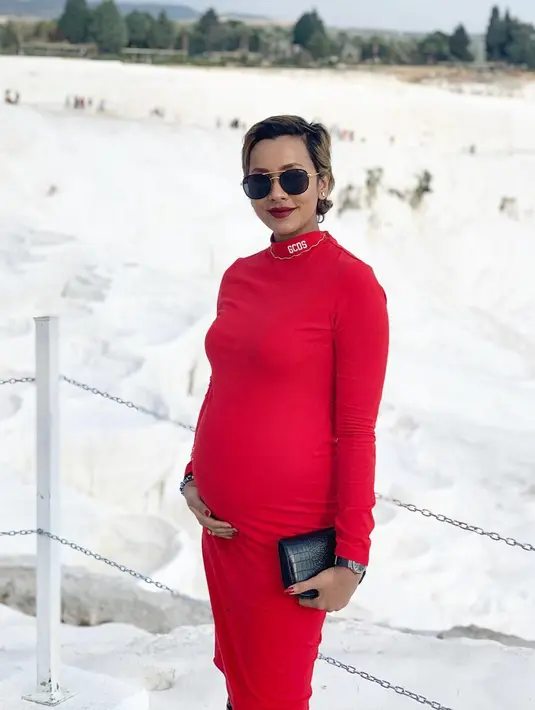 Belum genap 1 tahun, rumah tangga Kimmy harus diterpa masalah. Namun Kimmy mampu mengatasi semuanya sampai saat ini. Bahkan sekarang Kimmy semakin terlihat bahagia. (Liputan6.com/kimmyjayanti)