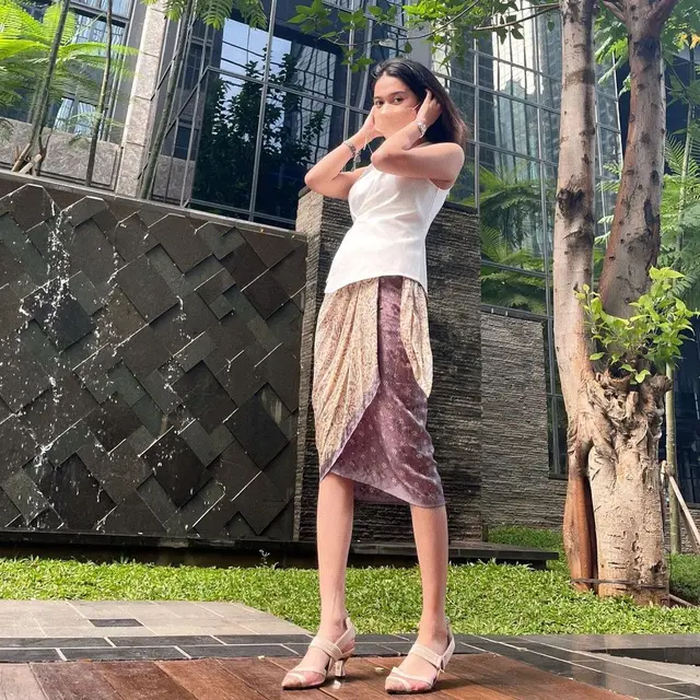 Potret Azizah Salsha Kenakan Batik dan Kebaya, Pancarkan Aura Menawan
