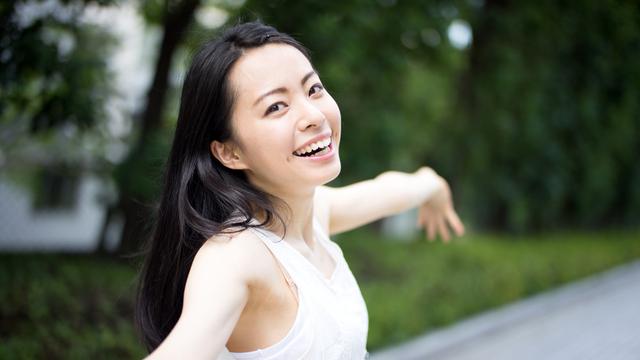 tertawa santai cantik