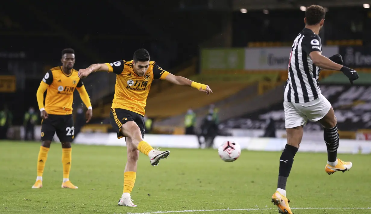 1. Raul Jimenez (tengah) merupakan ikon kebanggaan sepak bola Meksiko saat ini. Membela Wolves sejak musim 2018/2019, kualitas Jimenez tak bisa dianggap sebelah mata. Di musim ini, Jimenez yang baru tampil pada 11 laga Wolves dengan torehan 3 gol. (Foto: AP/Pool/Alex Pantling)