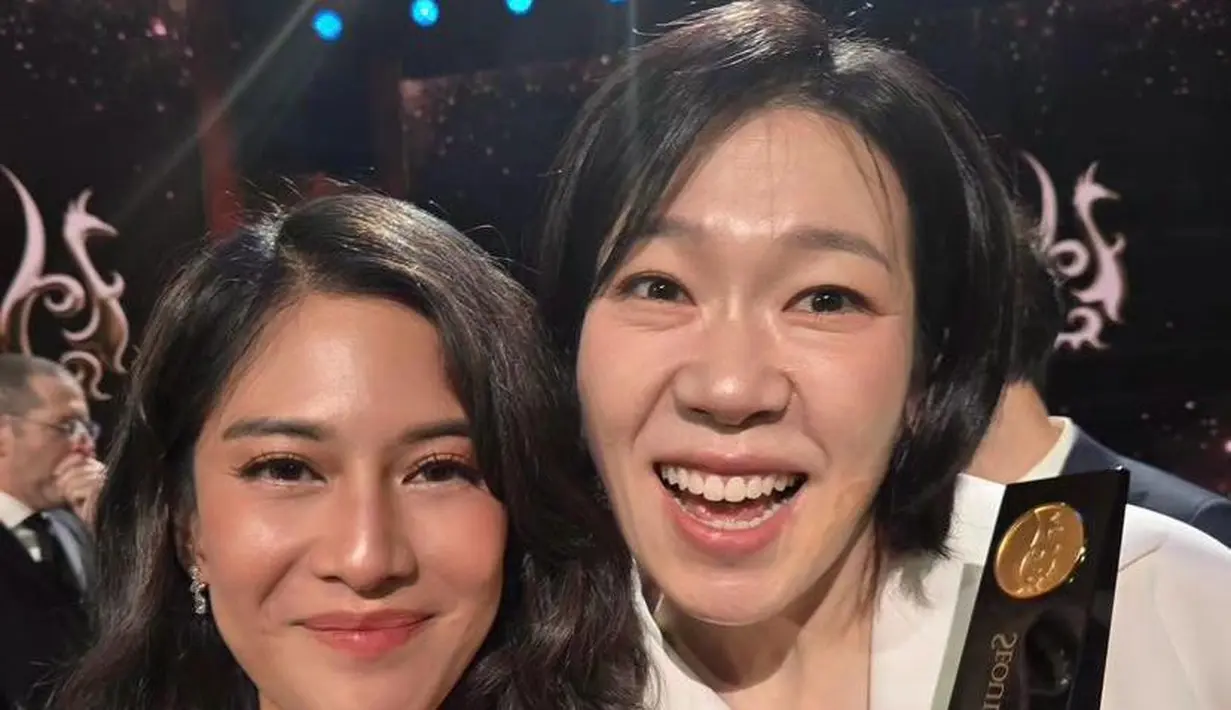 Dian Sastrowardoyo tampak dipulas dengan complexion satin finish dengan blush on red-pink. [@therealdisastr].