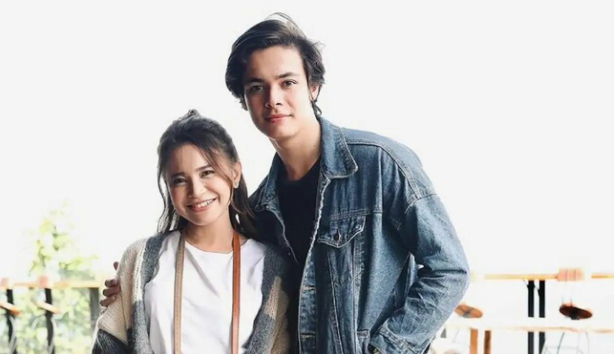 Tampil simpel dan kasual, kombinasi celana jeans, cardigan, dan t-shirt putih tak pernah mengecewakan penampilanmu. Lihat saja penampilan Rossa kali ini. (FOTO: Instagram.com/Itsrossa910).