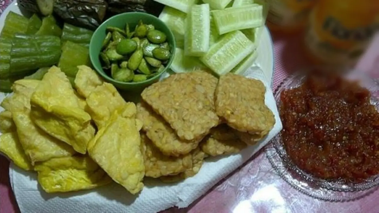 Kenapa Orang Sunda Suka Makan Lalap? Ini Alasannya!