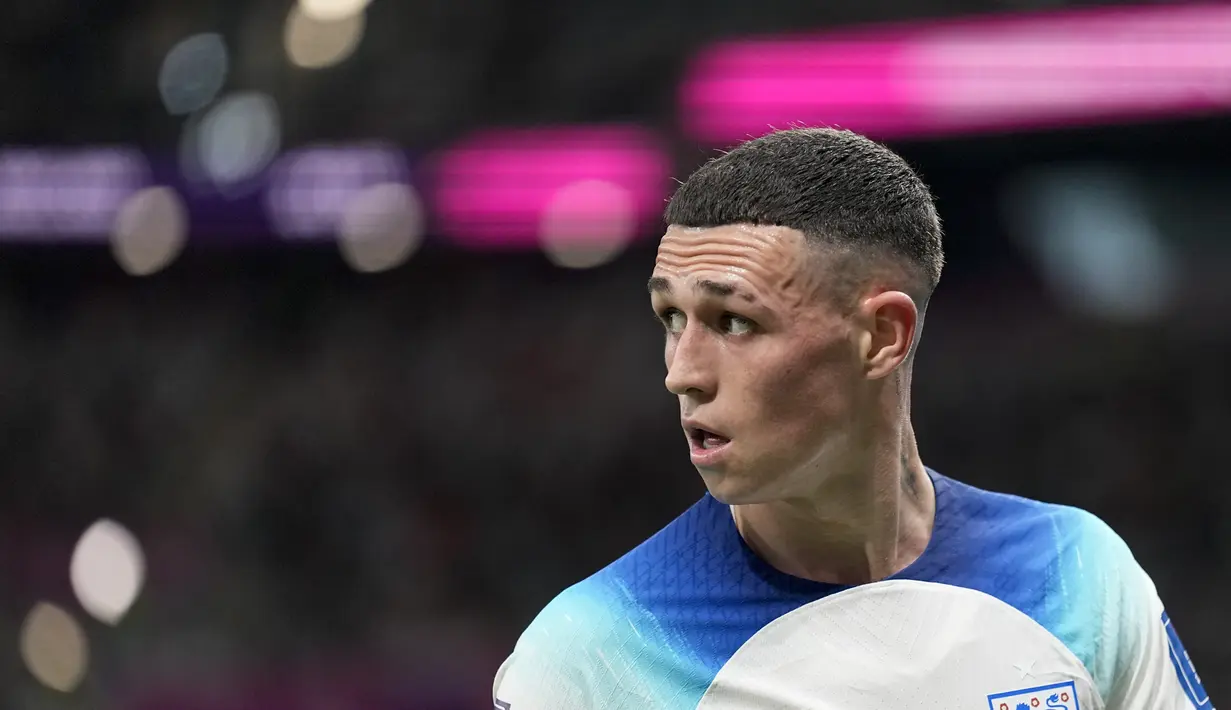 <p>Pemain Inggris, Phil Foden saat matchday ketiga Grup B Piala Dunia 2022 melawan Wales di Ahmad Bin Ali Stadium, Rabu (30/11/2022). (AP/Abbie Parr)</p>