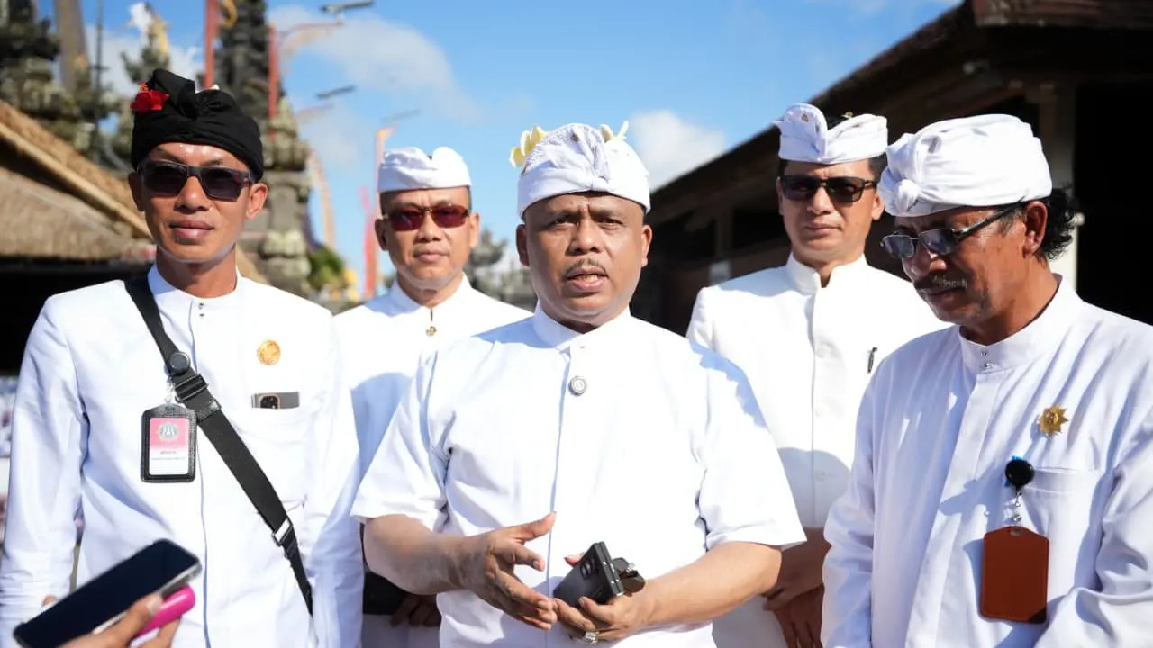 Kakorlantas Polri Irjen Pol Agus Suryonugroho mengikuti upacara adat dan doa bersama di Pura Penataran Agung Besakih, Bali.