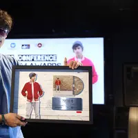 Penyanyi asal Inggris, Harris J baru saja mendapatkan penghargaan Platinum dari Warner Music Indonesia. Keberhasilannya meraih penghargaan lantaran penjualannya lebih dari Rp 1 miliar. (Nurwahyunan/Bintang.com)