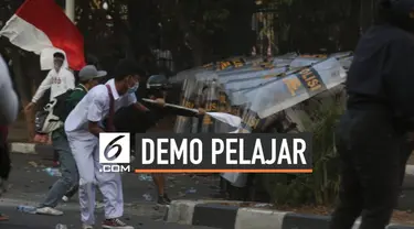 Demonstran menutup Jalan Tentara Pelajar, Jakarta. Mereka berniat menuju pintu belakang Gedung DPR, Jalan Gelora 1, Palmerah, Jakarta Pusat. Namun, polisi menahan mereka dengan menutup perempatan Jalan Tentara Pelajar dan Jalan Gelora 1.