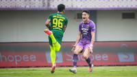 Ekspresi kecewa pemain Persita Tangerang, Ramiro Ezequiel Fergonzi (kanan) usai gagal mencetak gol ke gawang PSIS Semarang saat laga pekan ke-10 BRI Liga 1 2022/2023 antara Persita Tangerang melawan PSIS Semarang di Stadion Indomilk Arena, Tangerang, Rabu (14/9/2022). (Bola.com/Bagaskara Lazuardi)
