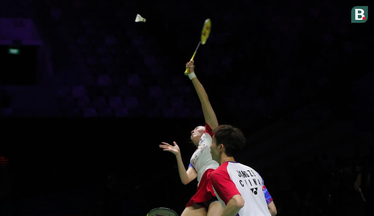 <p>Pebulu tangkis ganda campuran China, Wei Ya Xin melepaskan pukulan over-head saat menghadapi sesama wakil China, Zheng Si Wei/Huang Ya Qiong pada laga final turnamen bulu tangkis Indonesia Open 2024 di Istora Senayan, Jakarta, Minggu (9/6/2024). Jiang Zhen Bang/Wei Ya Xin menang dua game langsung 11-21, 14-21 untuk merebut gelar juara. (Bola.com/Syahkist Afi Daib)</p>