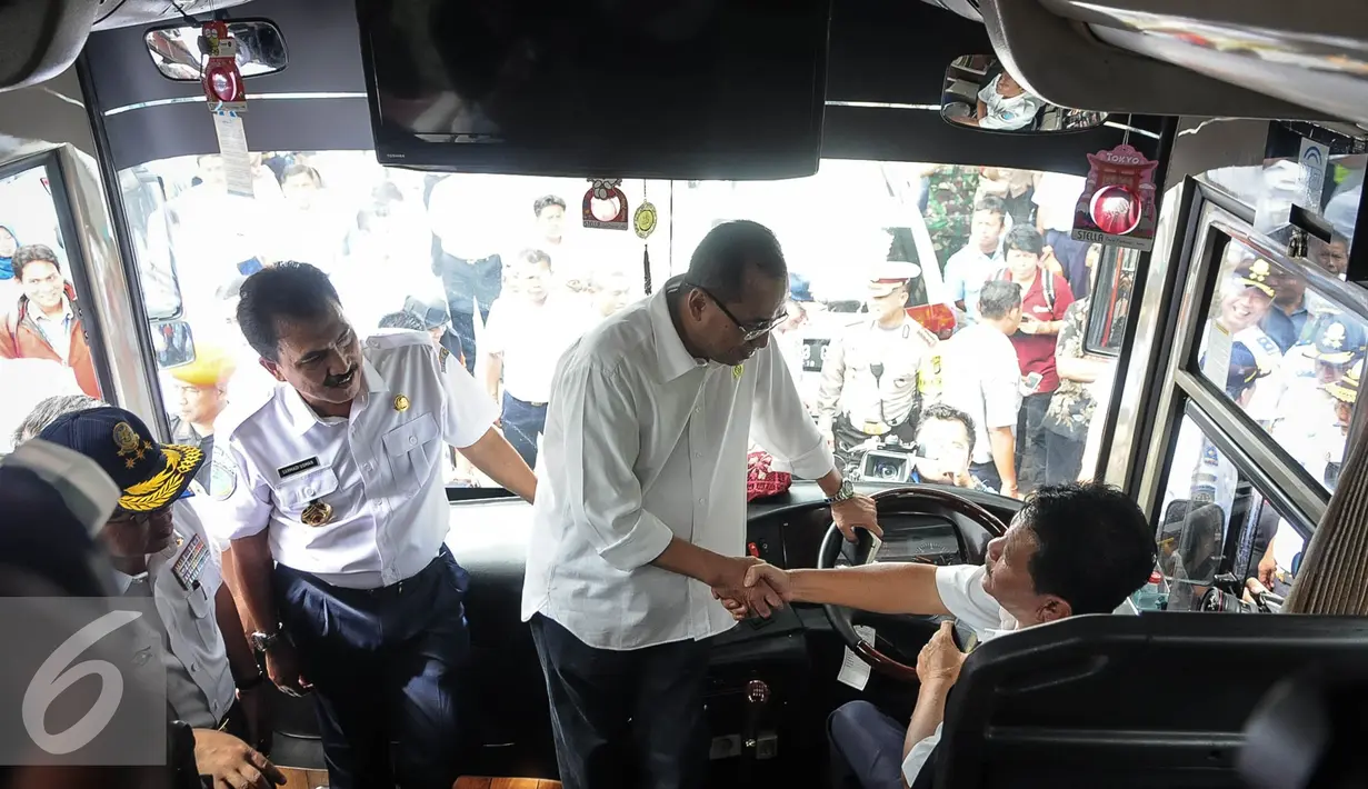 Menhub Budi Karya menyapa supir di Stasiun Gambir, Jakarta, Minggu (16/10). Budi meninjau fasilitas Integrasi Moda Transportasi yang ramah disabilitas (Liputan6.com/Faizal Fanani)