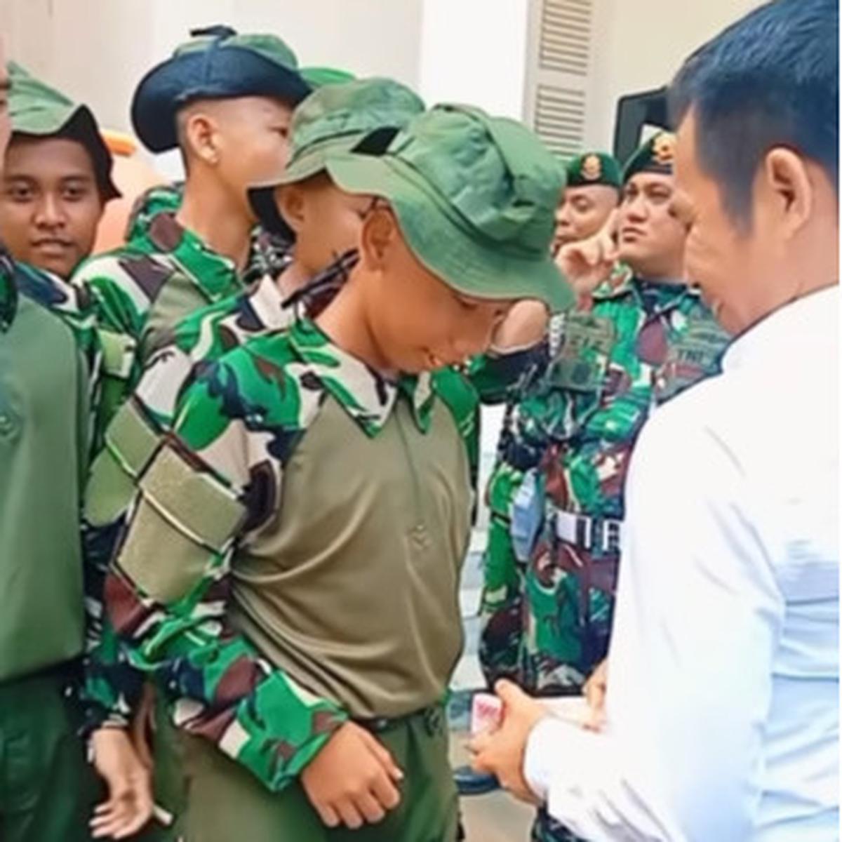 MOmen BUpati Purwakarta Bagikan Uang ke Barak