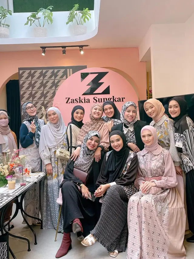 6 Potret Acara Pembukaan Butik Baru Zaskia Sungkar, Dihadiri Teman Artis