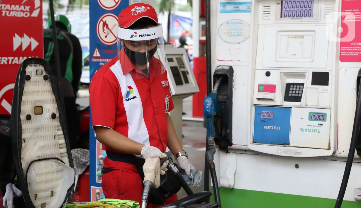 Petugas SPBU menggunakan alat pelindung wajah saat melayani pengendara di SPBU 31-164-01, Margonda, Depok, Jawa Barat, Jumat (8/5/2020). Penggunaan alat pelindung wajah merupakan upaya untuk melindungi diri dalam pencegahan penyebaran virus COVID-19. (Liputan6.com/Helmi Fithriansyah)