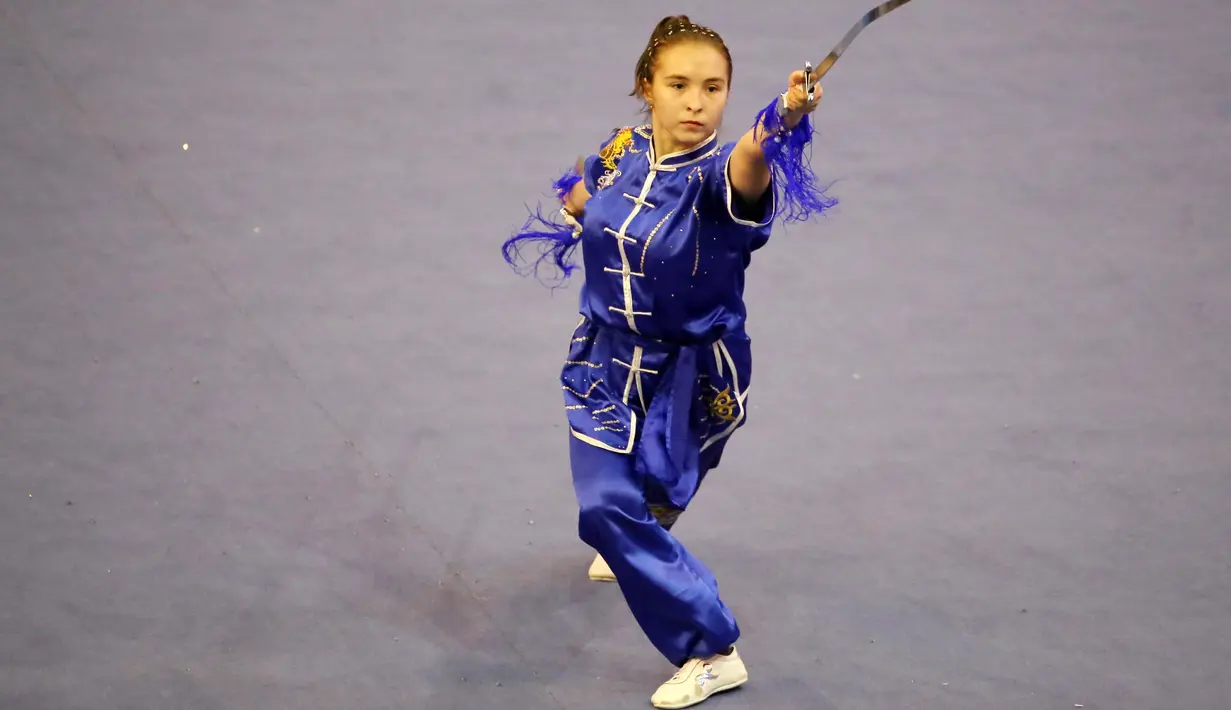 Atlet Wushu asal Kazakstan, Diana Traize saat beraksi, pada Kejuaraan Dunia Wushu 2015 di Istora Senayan, Jakarta, Minggu(15/11/2015). (Bola.com/Nicklas Hanoatubun)