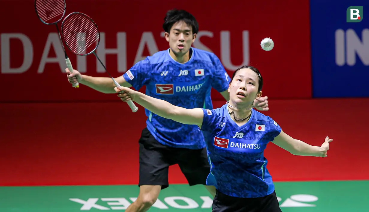Pebulutangkis ganda campuran Jepang, Hiroki Midorikawa/Natsu Saito berusaha mengembalikan kok saat laga final Indonesia Masters 2024 melawan pasangan China, Zheng Si Wei/Huang Ya Qiong di Istora Senayan, Jakarta, Minggu (28/01/2024). (Bola.com/Bagaskara Lazuardi)