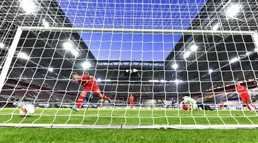 Pemain Inter Milan Nicolo Barella (kedua kiri) mencetak gol ke gawang Bayer Leverkusen pada perempat final Liga Europa di Duesseldorf Arena,  Dusseldorf, Jerman, Senin (10/8/2020). Inter Milan melaju ke semifinal usai mengalahan Bayer Leverkusen 2-1. (AP Photo/Martin Meissner)