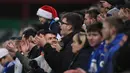 Fan cilik Leicester City mengenakan atribut Sinterklas saat menddukung timnya berlaga di pada Premier League di bet365 Stadium, (17/12/2016).  (Reuters/Anthony Devlin)