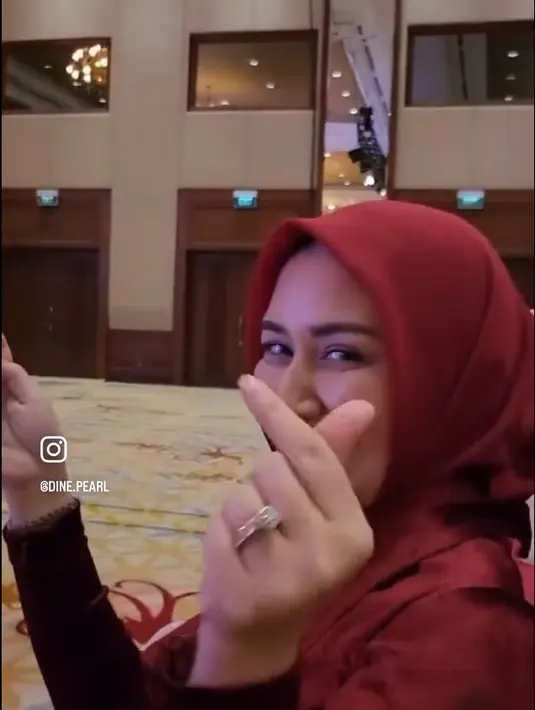 "Eh orgnya malah jalan ke depan ! kirain Mau nyamperin mba2 bersahaja yg Ngeshoot didepan (dibaca: me😎😋✌🏻), udh GR dan Mau ngomel2 “Knapa ga bs duduk Manis ajaaa ,ya ampun A-aaaaa, malah eksyen kedepan, tatut dimarahin rektor 🙈 “, ….," tulis Dine. [Instagram/dine.pearl]