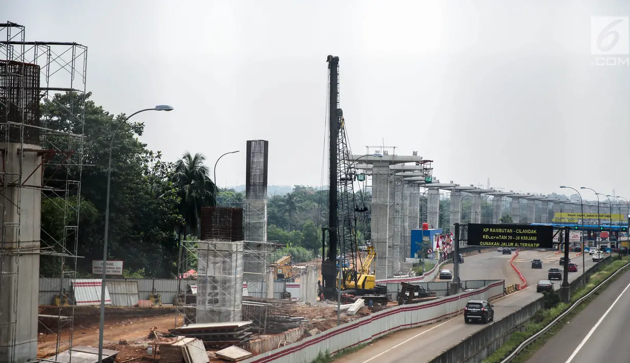 Kendaraan melintas di samping proyek Light Rail Transit (LRT) di sisi jalan Tol Jagorawi, Cibubur, Jakarta, Senin (13/8). Menurut Menhub progres fisik pengerjaan LRT di Cibubur sudah 40 persen. (Liputan6.com/Faizal Fanani)