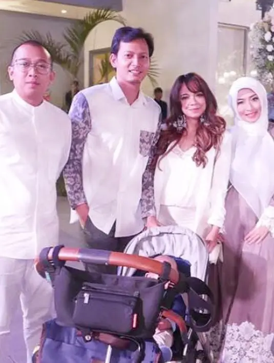 Belum usai, di resepsi ke-2 Laudya Cynthia Bella dan Engku Emran ini juga dihadiri oleh si mak comblang, Nora Danish dan suami. Selain itu, turut hadir Fedi Nuril yang juga memboyong istri dan anaknya yang masih bayi. (Instagram/noradanish)