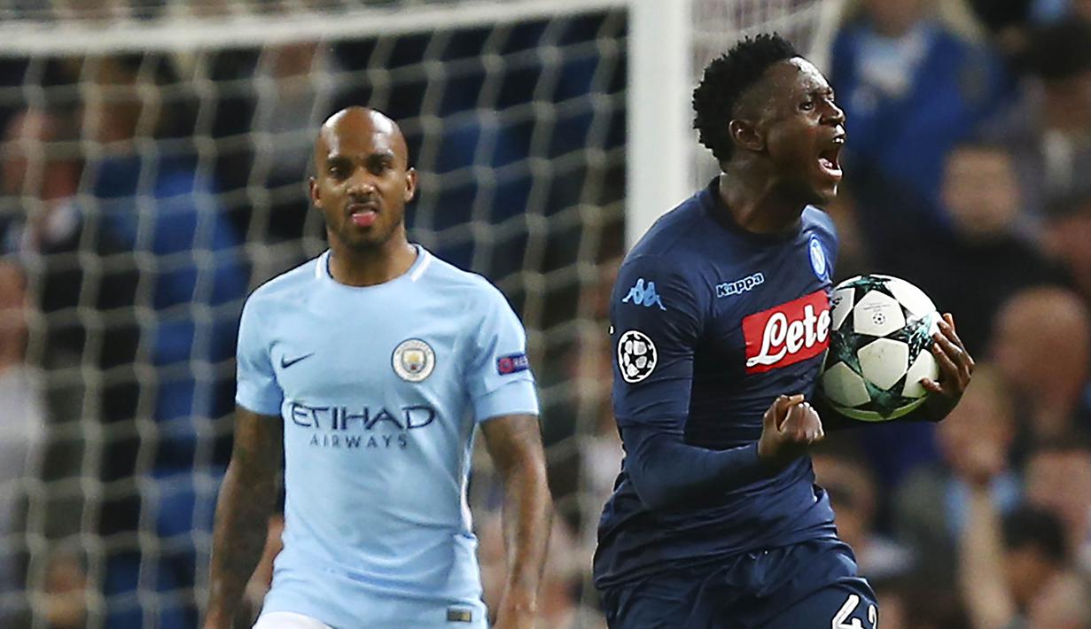 Gelandang Napoli, Amadou Diawara, melakukan selebrasi usai mencetak gol ke gawang Manchester City pada laga Liga Champions di Stadion Etihad, Selasa (17/10/2017). Manchester City menang 2-1 atas Napoli. (AP/Dave Thompson)