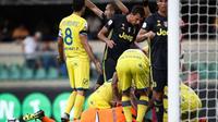 Kiper Chievo Verona, Stefano Sorrentino (merah), pingsan dalam pertandingan melawan Juventus di Marc'Antonio Bentegodi, Sabtu (18/8/2018). (AFP/Isabella Bonotto)