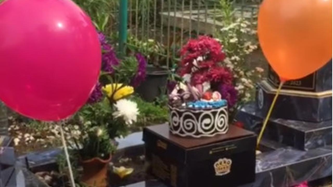 Viral Momen Orang Tua Rayakan Ulang Tahun Anaknya yang Sudah Meninggal, Kuburan di Hiasi Balon hingga Kue Ultah