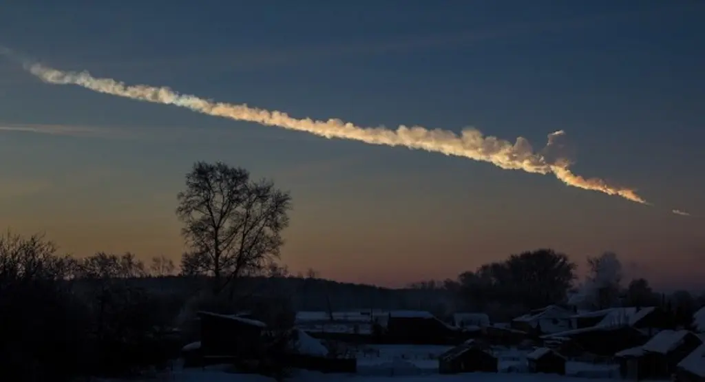 Ledakan meteor di Chelyabinsk, Rusia. (http://earthsky.org)