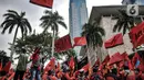 Massa buruh mengibarkan bendera saat aksi menolak UU Cipta Kerja di kawasan Patung Kuda, Jakarta, Selasa (10/11/2020). Massa buruh juga memperingati para pahlawan dari kelas pekerja yang telah gugur memperjuangkan haknya. (merdeka.com/Iqbal S. Nugroho)