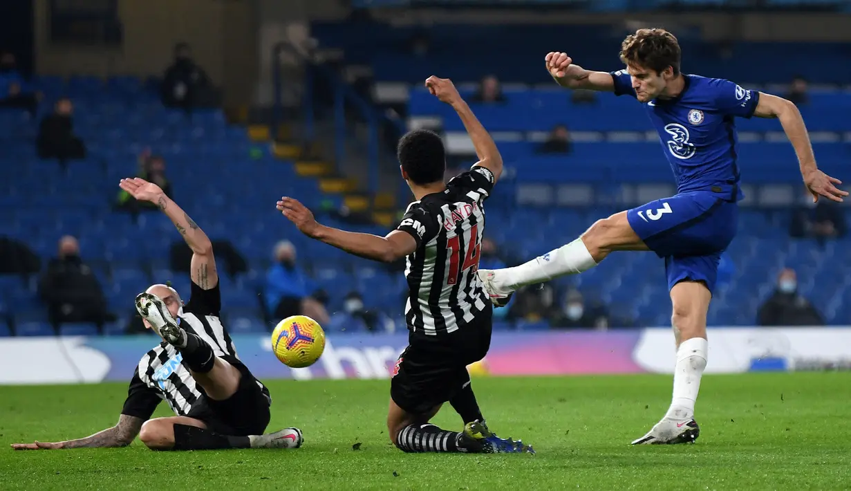 Bek Chelsea, Marcos Alonso (kanan) melepaskan tendangan yang masih dapat diblok gelandang Newcastle United, Jonjo Shelvey (kiri) dalam laga lanjutan Liga Inggris 2020/21 pekan ke-24 di Stamford Bridges, London, Senin (15/2/2021). Chelsea menang 2-0 atas Newcastle. (AFP/Mike Hewitt/Pool)