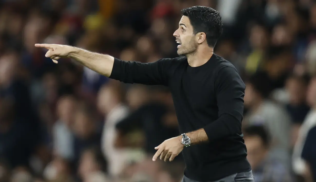 Manajer Arsenal ,Mikel Arteta memberikan instruksi kepada pemainnya saat bertanding melawan Aston Villa selama pertandingan lanjutan Liga Inggris di Stadion Emirates di London, Kamis (1/9/2022). Arsenal menag tipis atas Aston Villa 2-1. (AP Photo/David Cliff)