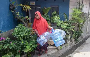Bantuan Air Bagi Warga Depok yang Kesulitan Air Bersih akibat Kemarau Panjang dan Air PDAM Mati