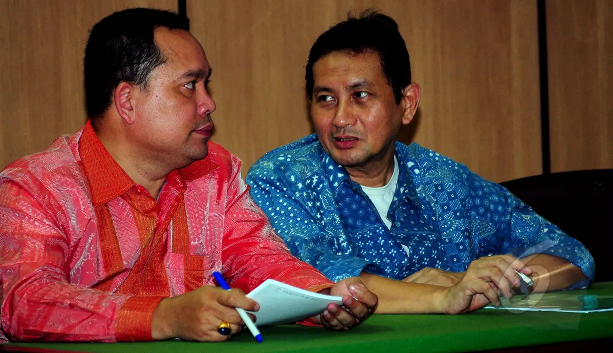 Udar Pristono (kanan) bersiap menjalani sidang praperadilan di PN Jakarta Pusat, Jakarta, Rabu, (18/3/2015). sidang praperadilan ditunda oleh hakim hingga 1 April 2015 karena termohon tak hadir. (Liputan6.com/Yoppy Renato)