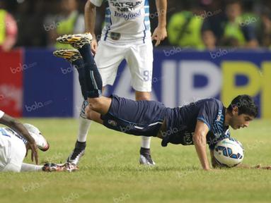 Pemain Arema Cronus, Esteban Vizcarra (kanan), harus jatuh bangun untuk melewati Yanto Basna pada laga final Torabika Bhayangkara Cup di SUGBK, Jakarta, Minggu (3/4/2016). (Bola.com/Nicklas Hanoatubun)