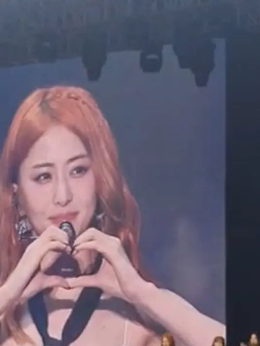 Huh Yunjin di konser Le Sserafim di Jakarta, Selasa (3/10/2023). [Foto: Lanny Kusuma/Fimela]