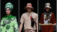 Keindahan dan kekayaan flora dan fauna hutan Kalimantan menjadi inspirasi desainer senior Itang Yunasz di Jakarta Fashion Week 2016. 