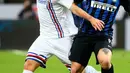 Gelandang Inter Milan Radja Nainggolan (kanan) berebut bola dengan pemain Sampdoria Karol Linetty saat bertanding pada Serie A di Stadion San Siro, Milan, Minggu (17/2). Inter Milan menang 2-1. (Matteo Bazzi/ANSA via AP)