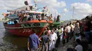 Warga berkumpul di sepanjang pantai Laut Mediterania selama pencarian korban dalam insiden tenggelamnya perahu yang mengangkut imigran di Al-Beheira, Mesir, Kamis (22/9). (REUTERS/Mohamed Abd El Ghany)